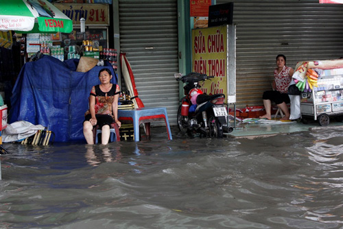 TP.HCM:[-]Đường[-]biến[-]thành[-]sông,[-]kẹt[-]xe[-]hàng[-]giờ[-]sau[-]cơn[-]mưa[-]lớn